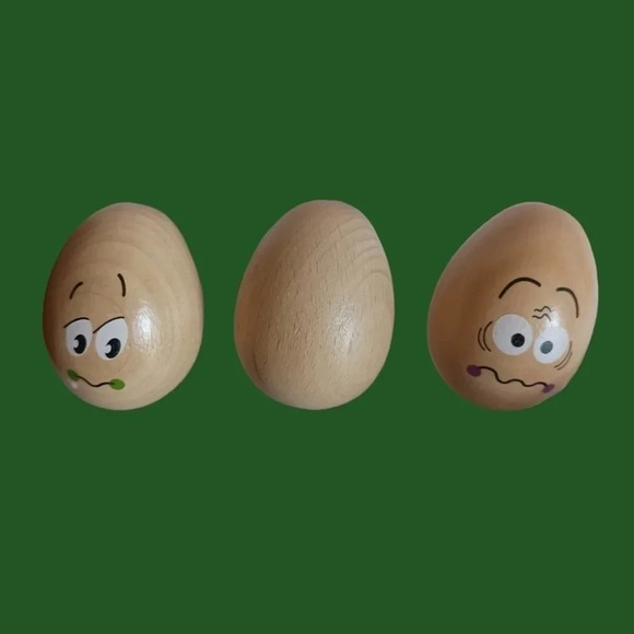 Chicken eggspression faces on wooden background set of 6 - Picture 3 of 8